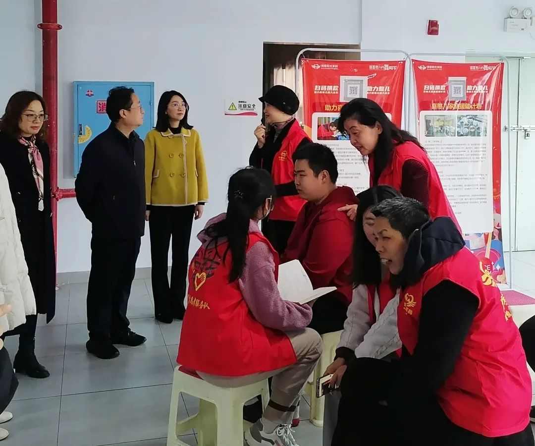 刘晓主任及工作人员对博爱MG不朽情缘家园详细介绍